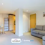 2 Bdr Apartment By Jmt Stays Short Lets & Serviced Accommodation With Private Parking