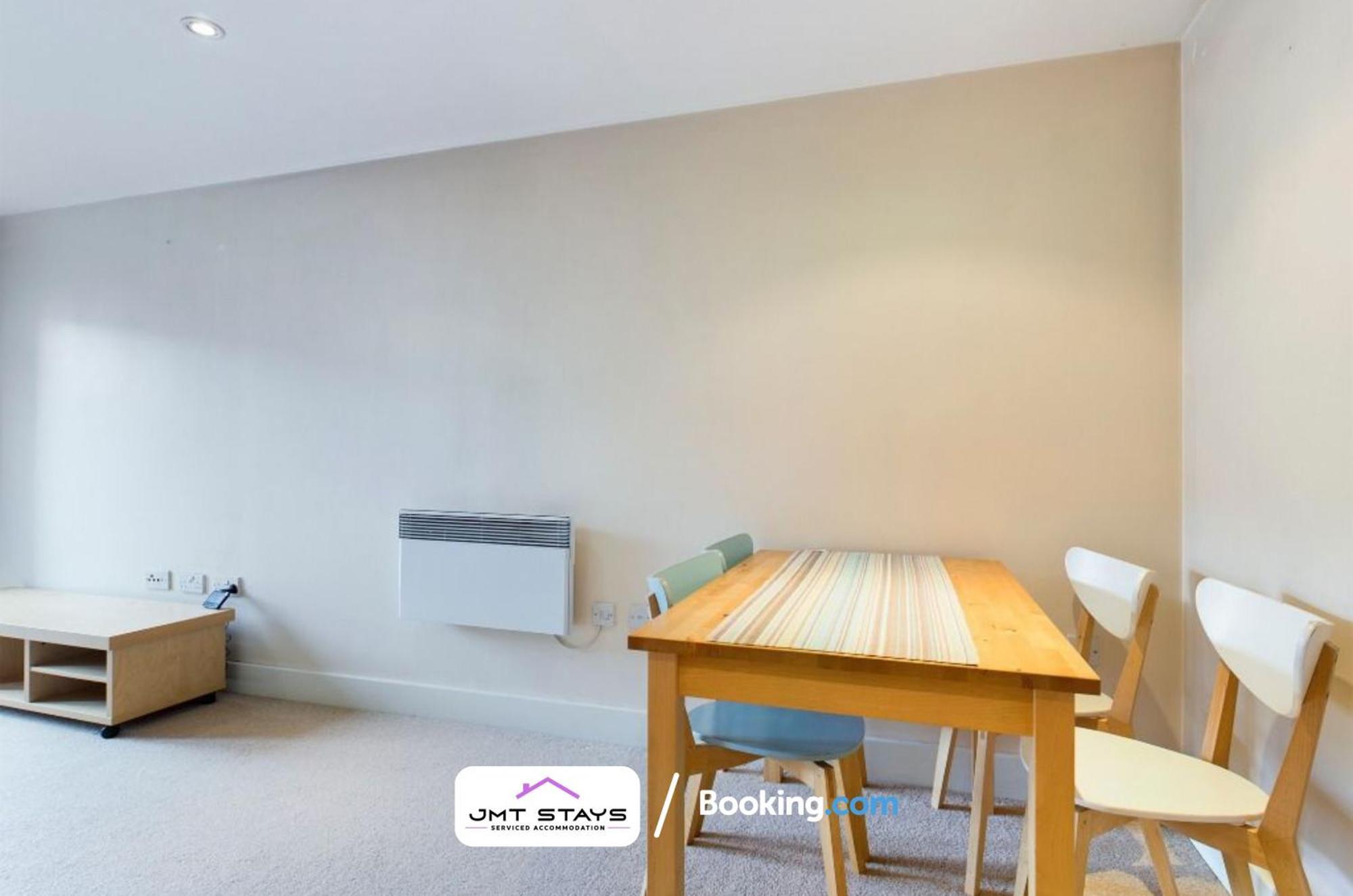 2 Bdr By Jmt Stays Short Lets & Serviced With Private Parking Apartment *