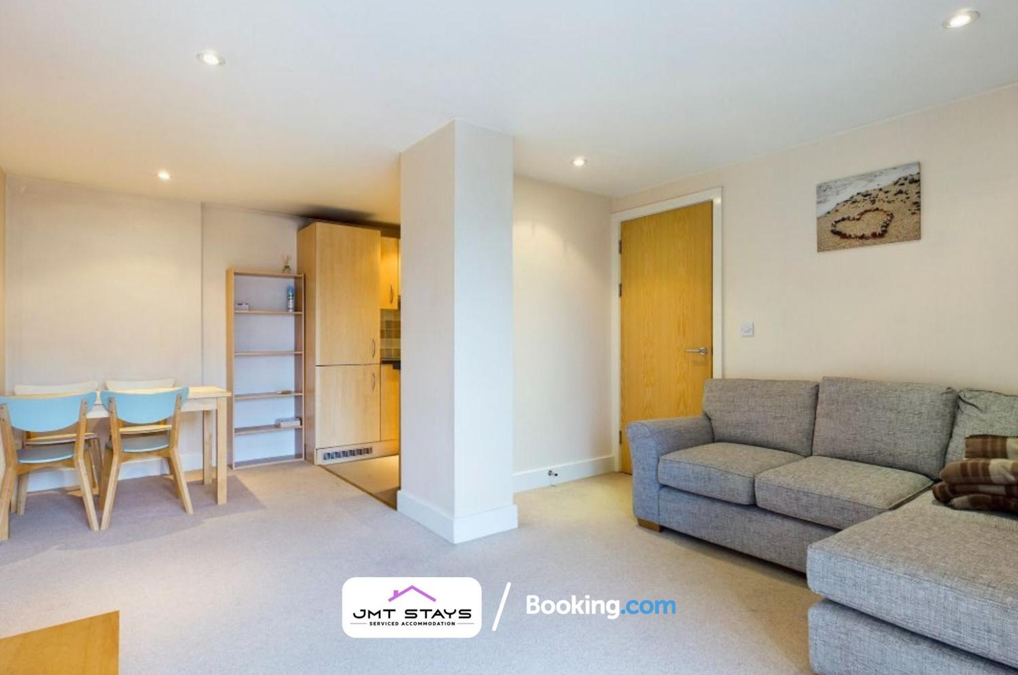 Apartment 2 Bdr By Jmt Stays Short Lets & Serviced With Private Parking *