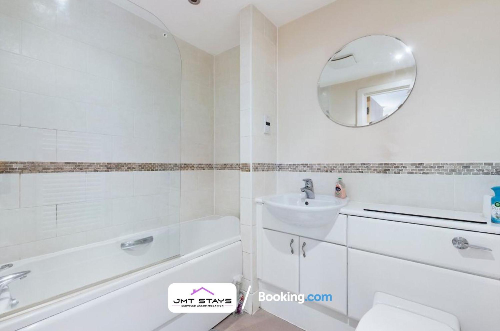 2 Bdr By Jmt Stays Short Lets & Serviced With Private Parking *