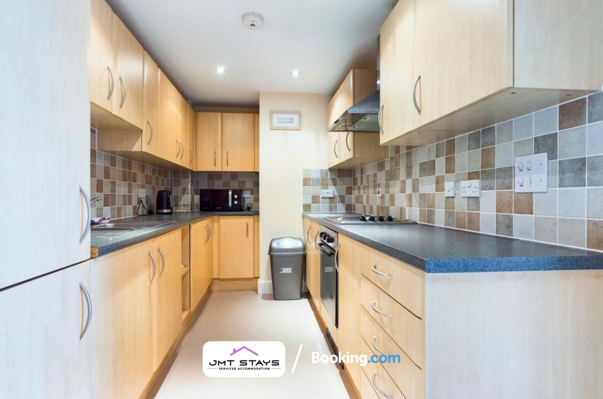 2 Bdr By Jmt Stays Short Lets & Serviced With Private Parking Apartment *