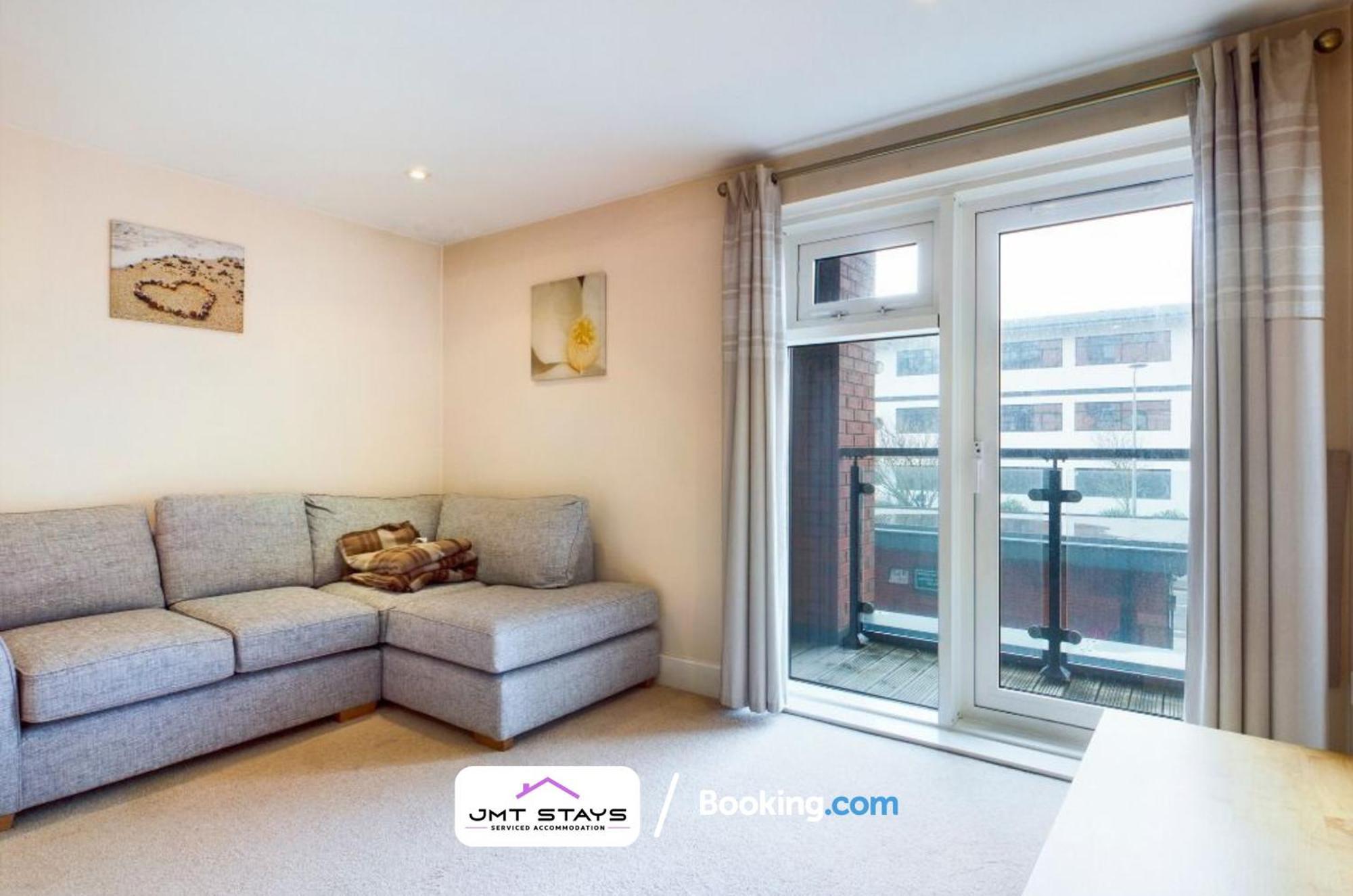 2 Bdr By Jmt Stays Short Lets & Serviced With Private Parking * Swansea