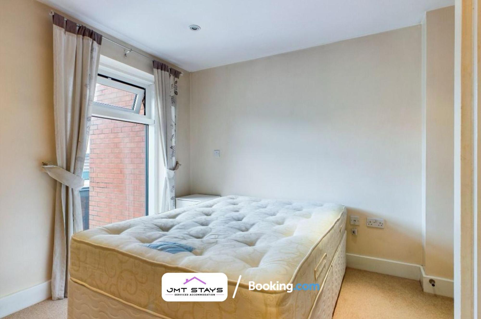 2 Bdr By Jmt Stays Short Lets & Serviced With Private Parking Apartment