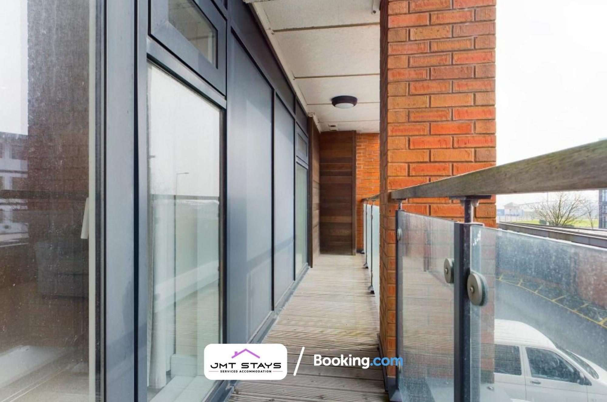 2 Bdr By Jmt Stays Short Lets & Serviced With Private Parking Apartment Swansea